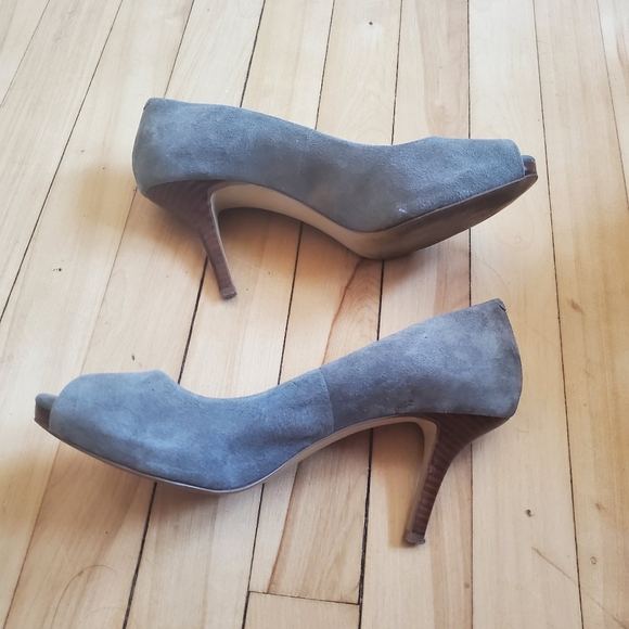 Banana Republic heels, size 7, grey, velvet, party - Picture 8 of 10